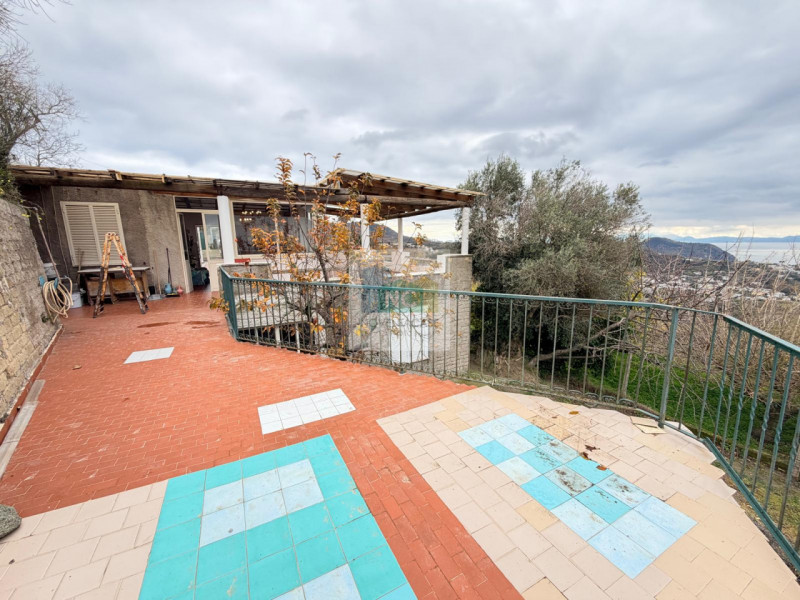 Scopri questa affascinante casa singola situata nel cuore di Serrara Fontana, precisamente nella ...