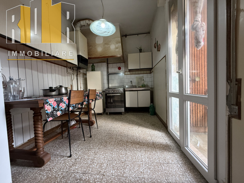 Proponiamo in esclusiva appartamento al piano primo esposto su tre lati in centro a Dolo, riscald...