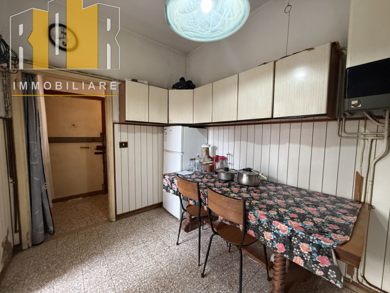 Proponiamo in esclusiva appartamento al piano primo esposto su tre lati in centro a Dolo, riscald...