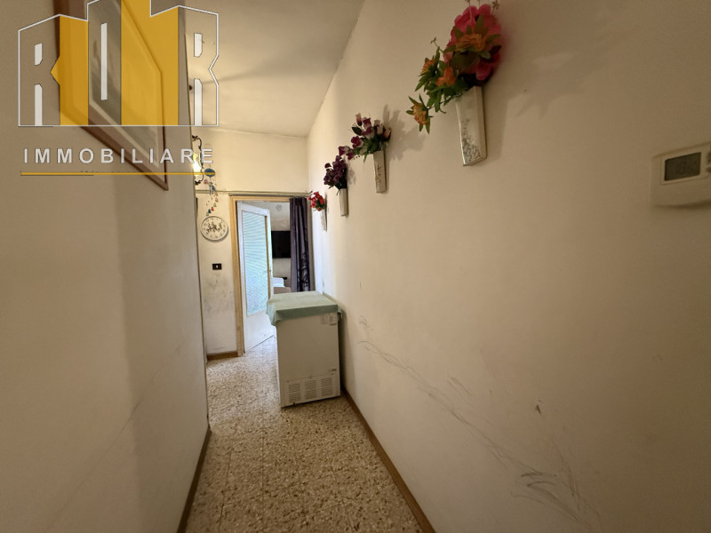 Proponiamo in esclusiva appartamento al piano primo esposto su tre lati in centro a Dolo, riscald...