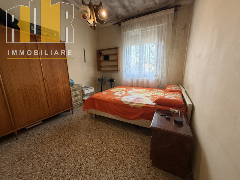 Proponiamo in esclusiva appartamento al piano primo esposto su tre lati in centro a Dolo, riscald...