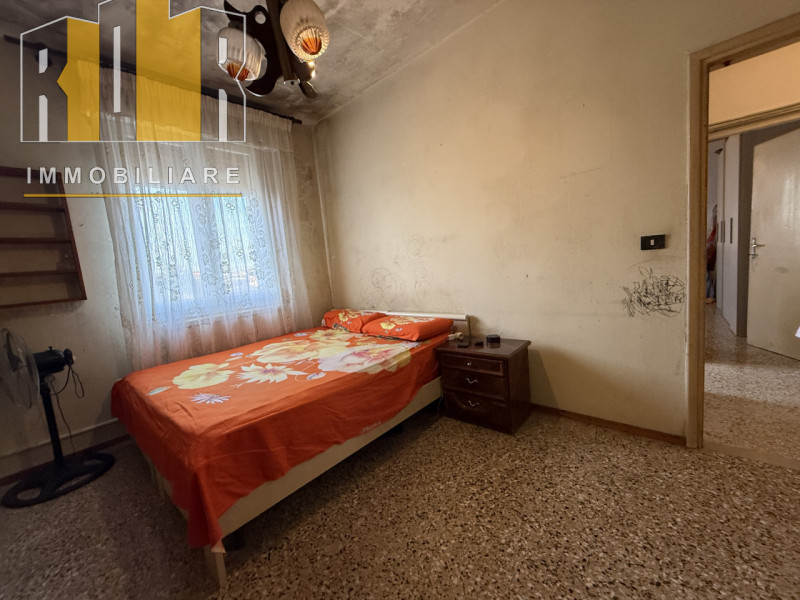 Proponiamo in esclusiva appartamento al piano primo esposto su tre lati in centro a Dolo, riscald...