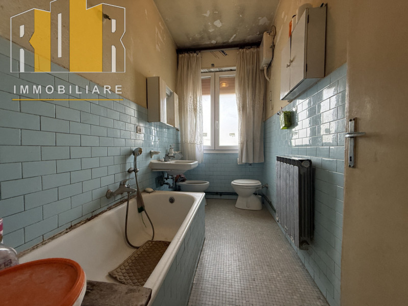 Proponiamo in esclusiva appartamento al piano primo esposto su tre lati in centro a Dolo, riscald...