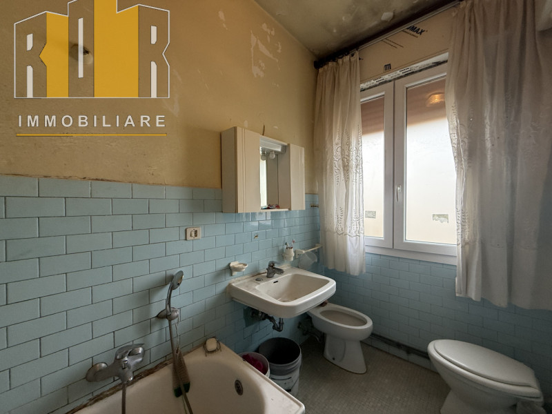 Proponiamo in esclusiva appartamento al piano primo esposto su tre lati in centro a Dolo, riscald...