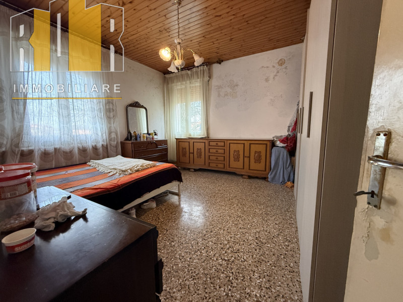 Proponiamo in esclusiva appartamento al piano primo esposto su tre lati in centro a Dolo, riscald...