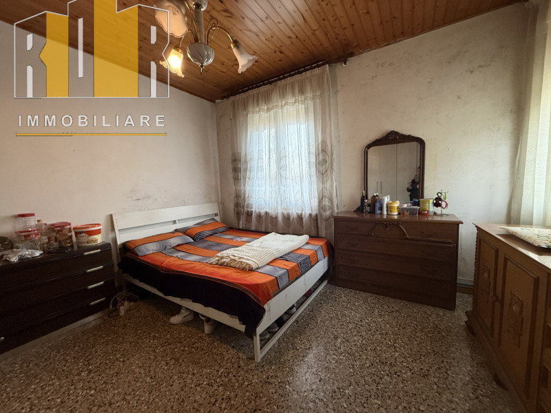 Proponiamo in esclusiva appartamento al piano primo esposto su tre lati in centro a Dolo, riscald...