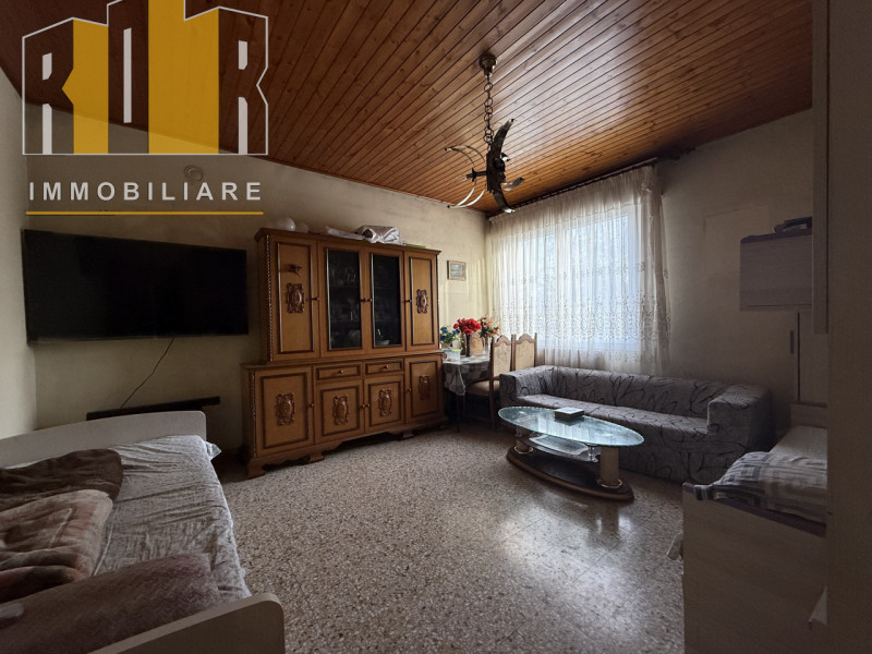 Proponiamo in esclusiva appartamento al piano primo esposto su tre lati in centro a Dolo, riscald...