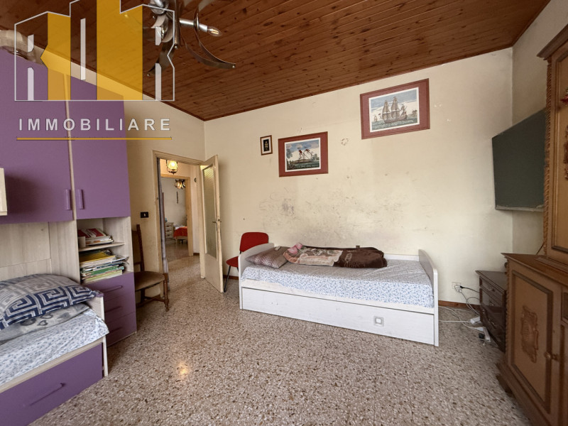 Proponiamo in esclusiva appartamento al piano primo esposto su tre lati in centro a Dolo, riscald...