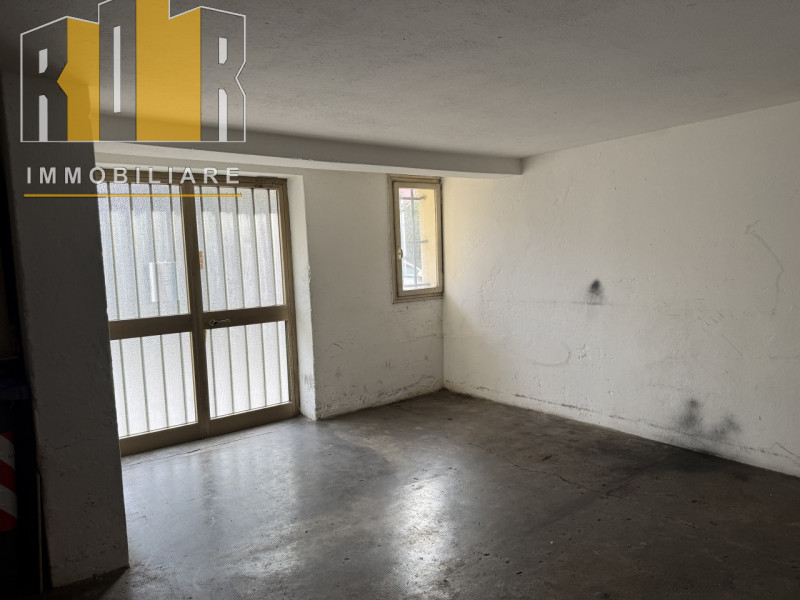 Proponiamo in esclusiva appartamento al piano primo esposto su tre lati in centro a Dolo, riscald...