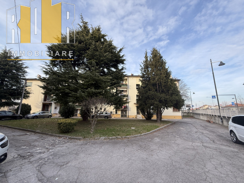 Proponiamo in esclusiva appartamento al piano primo esposto su tre lati in centro a Dolo, riscald...