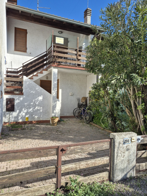 Vendesi Villino con giardino di proprietà e ingresso indipendente facente parte di un residence d...