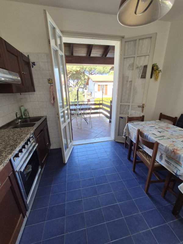 Vendesi Villino con giardino di proprietà e ingresso indipendente facente parte di un residence d...