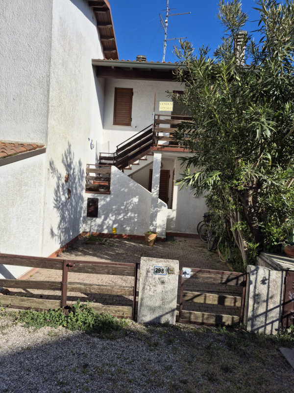 Vendesi Villino con giardino di proprietà e ingresso indipendente facente parte di un residence d...