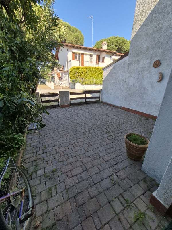 Vendesi Villino con giardino di proprietà e ingresso indipendente facente parte di un residence d...