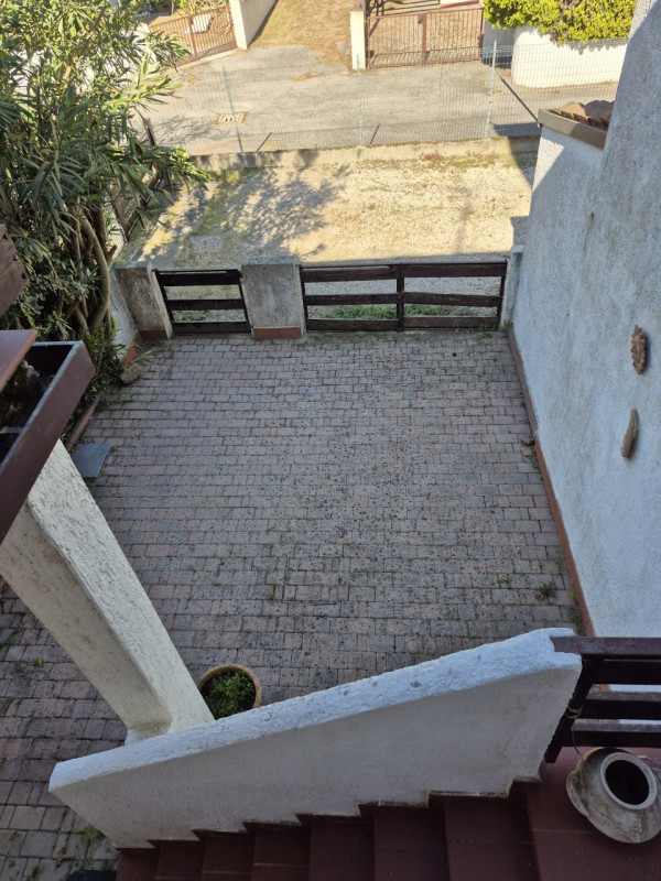 Vendesi Villino con giardino di proprietà e ingresso indipendente facente parte di un residence d...