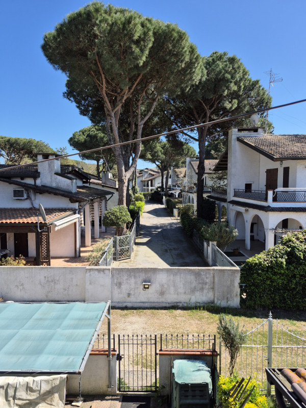 Vendesi Villino con giardino di proprietà e ingresso indipendente facente parte di un residence d...