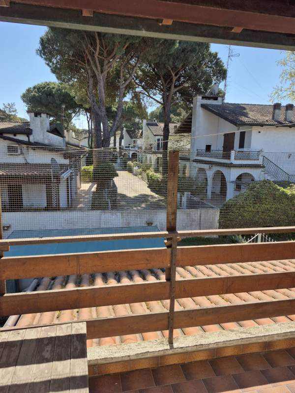 Vendesi Villino con giardino di proprietà e ingresso indipendente facente parte di un residence d...