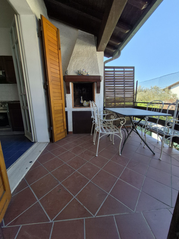 Vendesi Villino con giardino di proprietà e ingresso indipendente facente parte di un residence d...