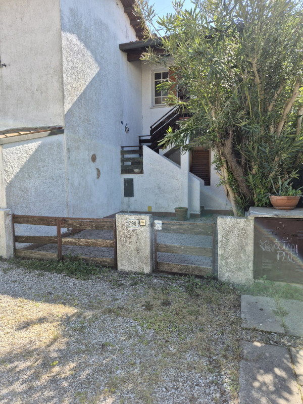 Vendesi Villino con giardino di proprietà e ingresso indipendente facente parte di un residence d...