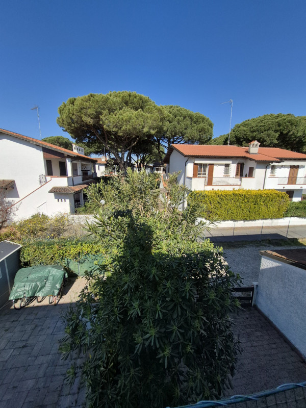 Vendesi Villino con giardino di proprietà e ingresso indipendente facente parte di un residence d...