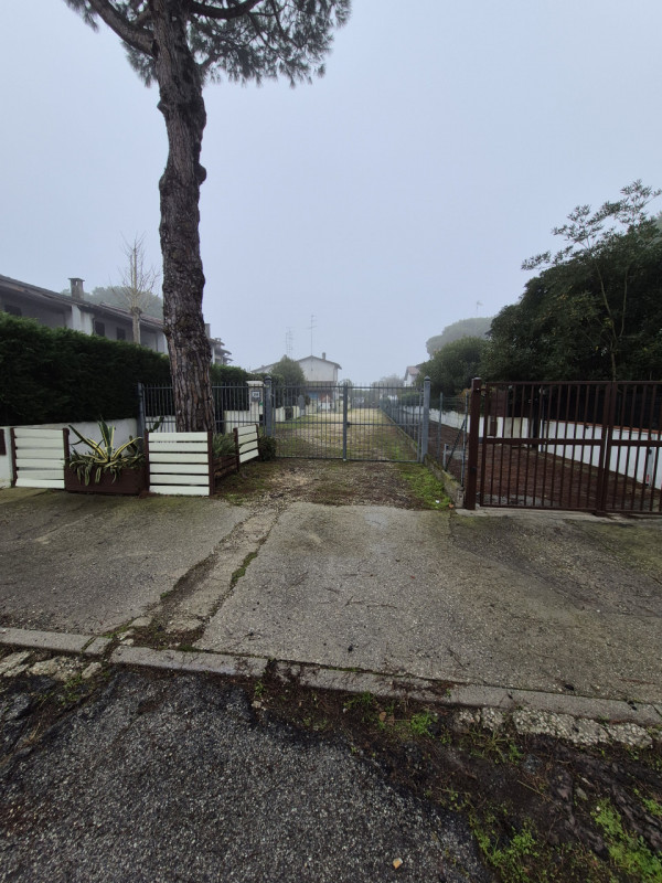 Vendesi Villino con giardino di proprietà e ingresso indipendente facente parte di un residence d...