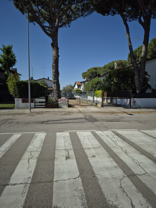 Vendesi Villino con giardino di proprietà e ingresso indipendente facente parte di un residence d...