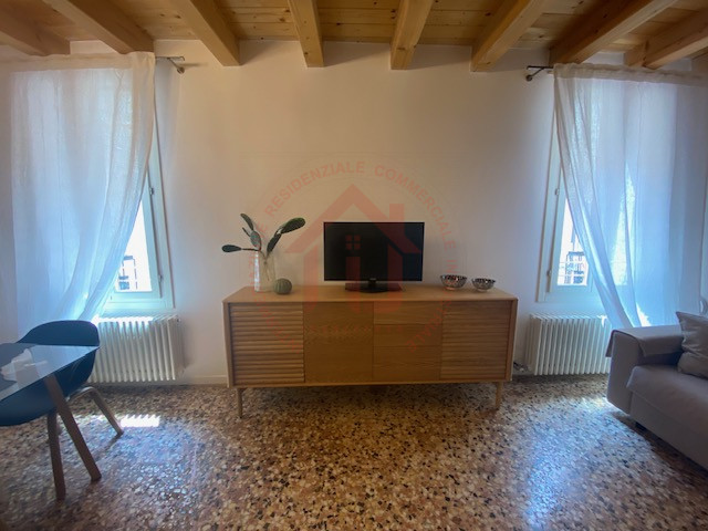 RIF. SR011 Proponiamo in vendita loft signorile in pieno centro storico di Bassano del Grappa, su...