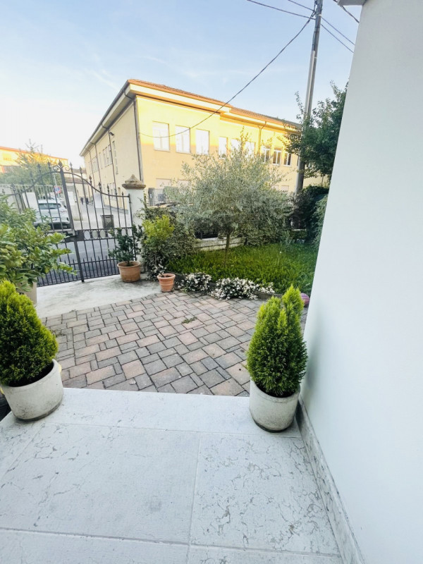 In una tranquilla e riservata strada interna nella zona residenziale di San Felice, proponiamo in...