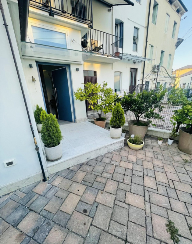 In una tranquilla e riservata strada interna nella zona residenziale di San Felice, proponiamo in...