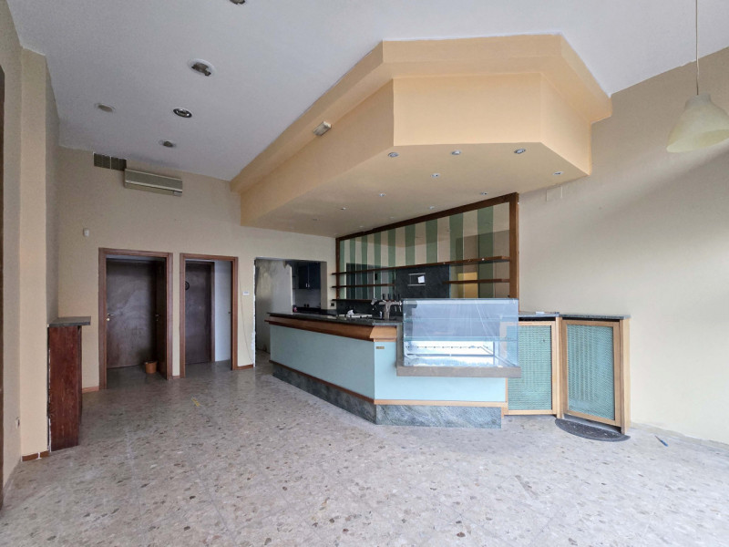 TREVISO Via Ciardi a 650metri dalle mura vendesi negozio piano terra fronte strada con ampie vetr...