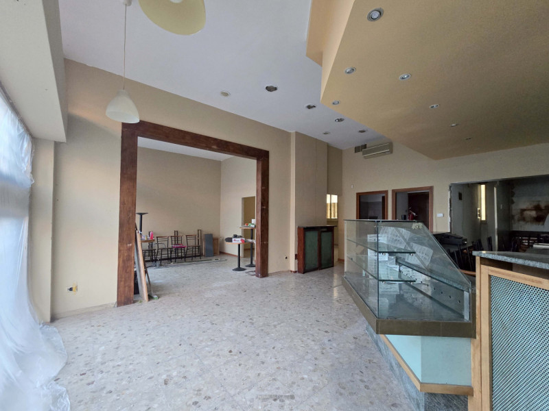 TREVISO Via Ciardi a 650metri dalle mura vendesi negozio piano terra fronte strada con ampie vetr...