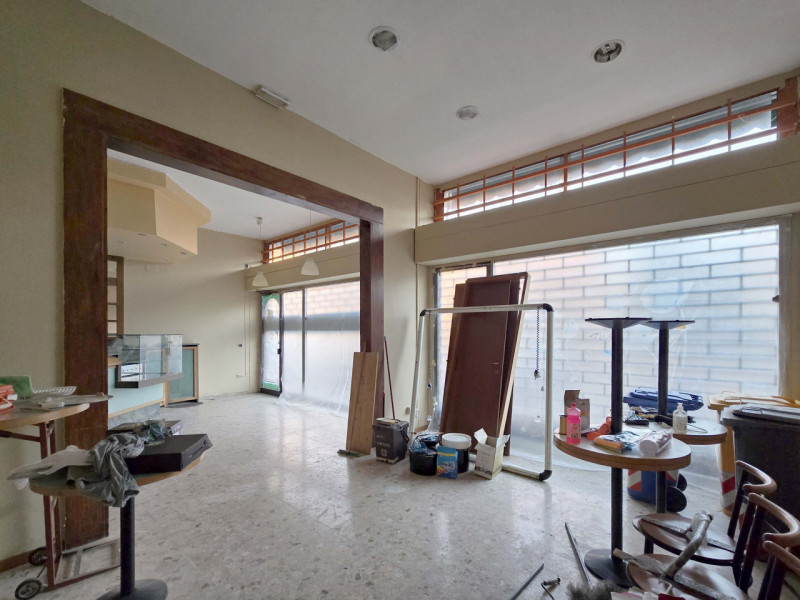 TREVISO Via Ciardi a 650metri dalle mura vendesi negozio piano terra fronte strada con ampie vetr...