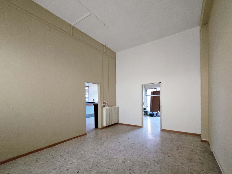 TREVISO Via Ciardi a 650metri dalle mura vendesi negozio piano terra fronte strada con ampie vetr...