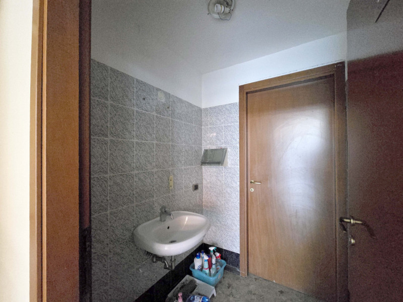 TREVISO Via Ciardi a 650metri dalle mura vendesi negozio piano terra fronte strada con ampie vetr...