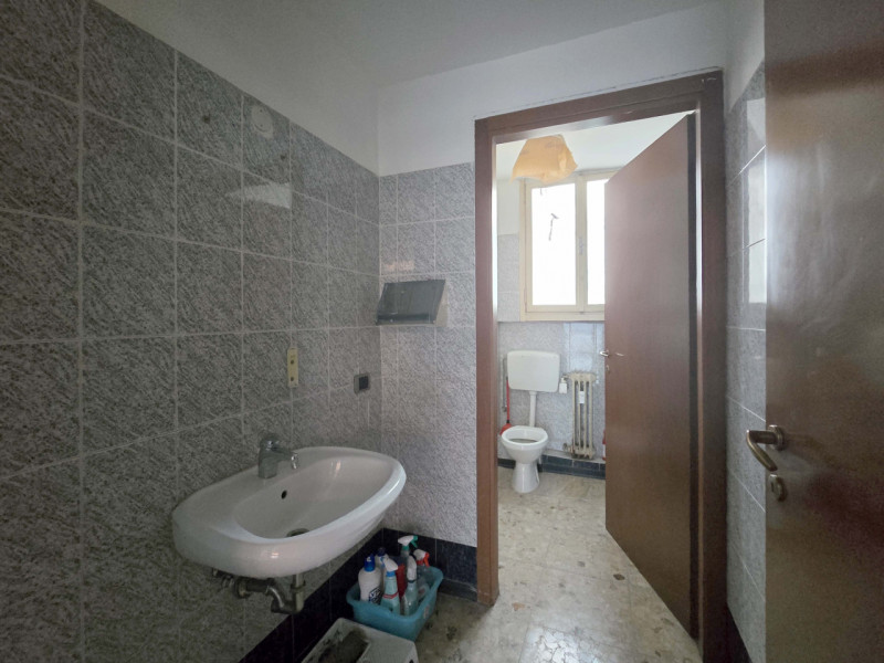 TREVISO Via Ciardi a 650metri dalle mura vendesi negozio piano terra fronte strada con ampie vetr...