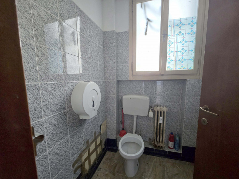 TREVISO Via Ciardi a 650metri dalle mura vendesi negozio piano terra fronte strada con ampie vetr...