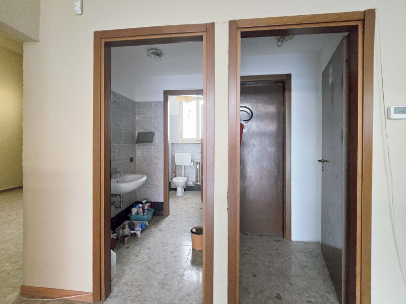 TREVISO Via Ciardi a 650metri dalle mura vendesi negozio piano terra fronte strada con ampie vetr...