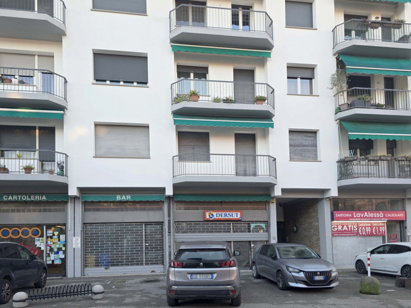 TREVISO Via Ciardi a 650metri dalle mura vendesi negozio piano terra fronte strada con ampie vetr...