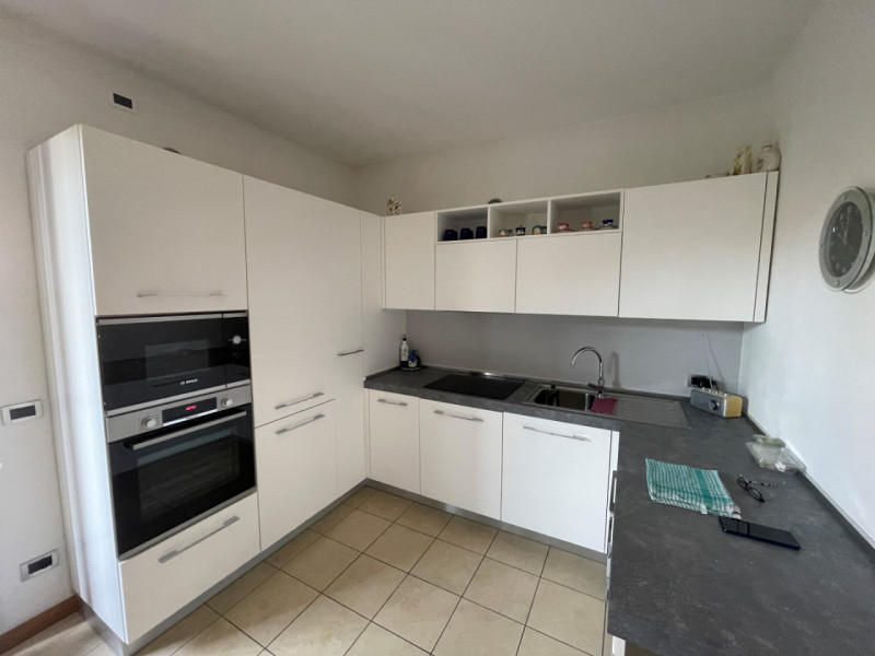 BICAMERE ARREDATO CON GIARDINO ESCLUSIVO DI CIRCA MQ. 200 E GARAGE DOPPIO. EURO 240.000. CODICE 4...