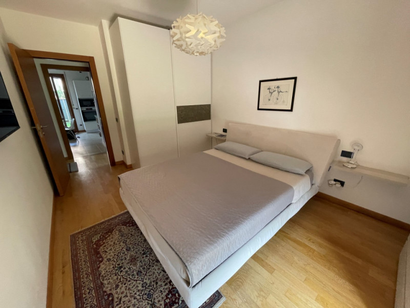 BICAMERE ARREDATO CON GIARDINO ESCLUSIVO DI CIRCA MQ. 200 E GARAGE DOPPIO. EURO 240.000. CODICE 4...