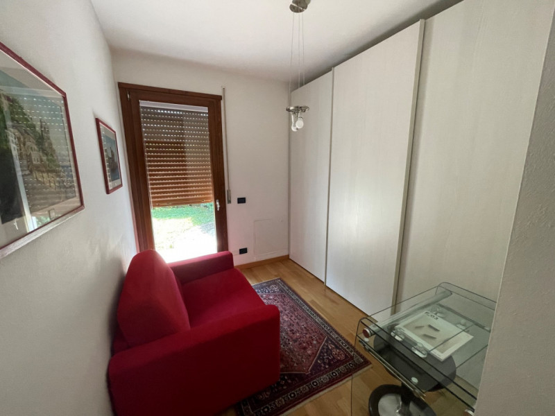 BICAMERE ARREDATO CON GIARDINO ESCLUSIVO DI CIRCA MQ. 200 E GARAGE DOPPIO. EURO 240.000. CODICE 4...