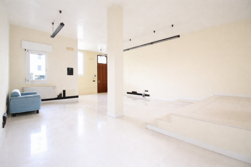 Viale Verona. In un contesto signorile edificato negli anni 2000, caratterizzato da una struttura...