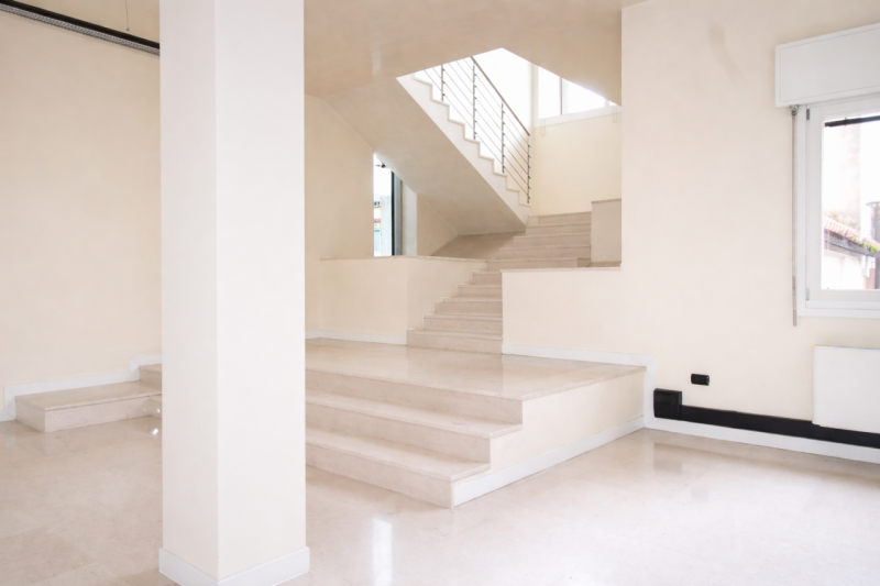 Viale Verona. In un contesto signorile edificato negli anni 2000, caratterizzato da una struttura...