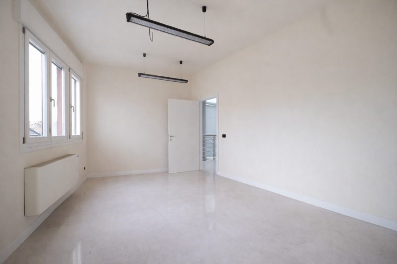 Viale Verona. In un contesto signorile edificato negli anni 2000, caratterizzato da una struttura...