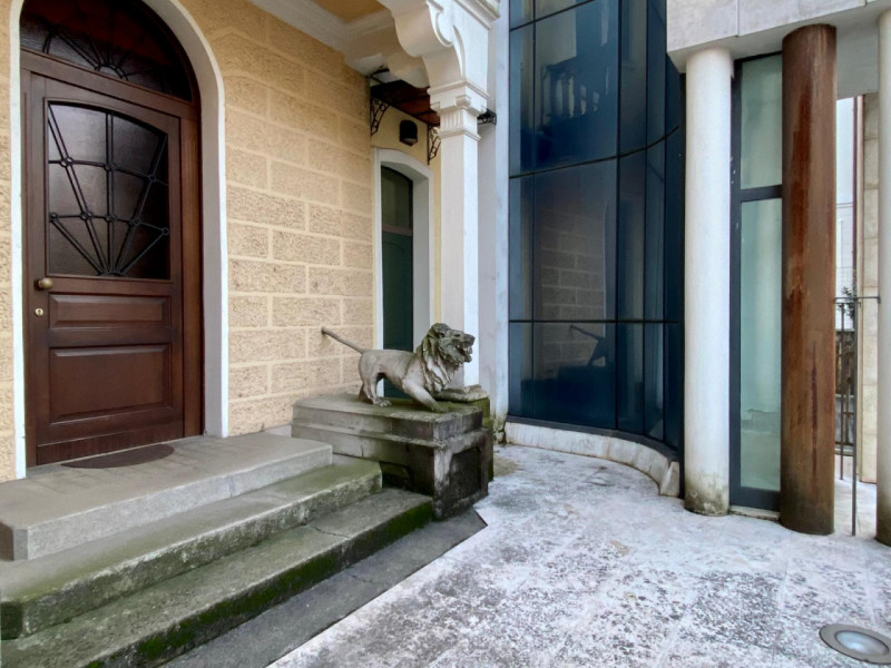 Viale Verona. In un contesto signorile edificato negli anni 2000, caratterizzato da una struttura...