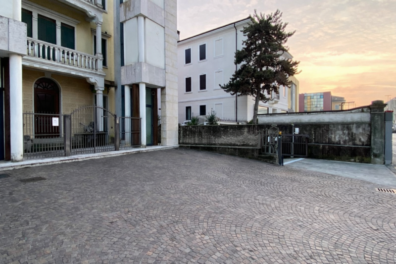 Viale Verona. In un contesto signorile edificato negli anni 2000, caratterizzato da una struttura...