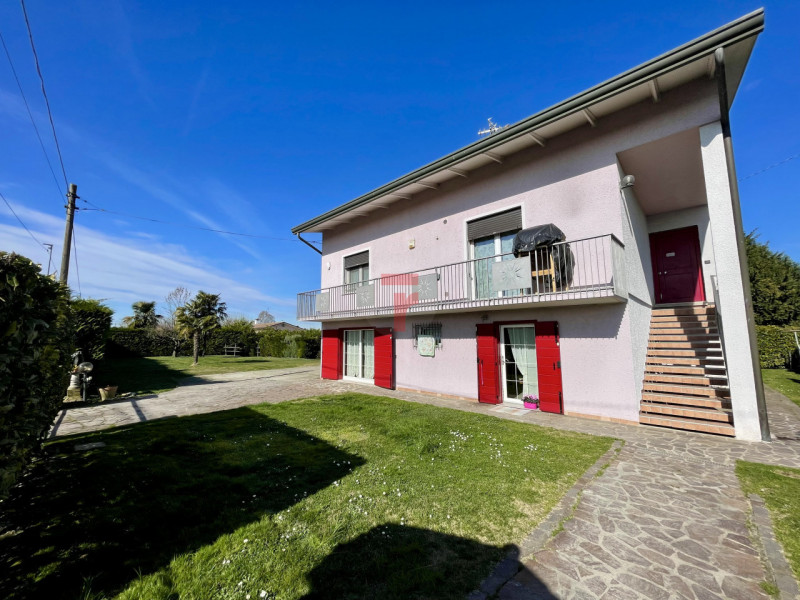 Vicinanze Legnaro proponiamo casa singola con giardino di 1000mq.

L'abitazione è immersa nel ver...