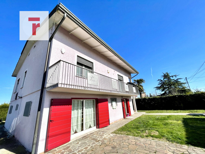 Vicinanze Legnaro proponiamo casa singola con giardino di 1000mq.

L'abitazione è immersa nel ver...