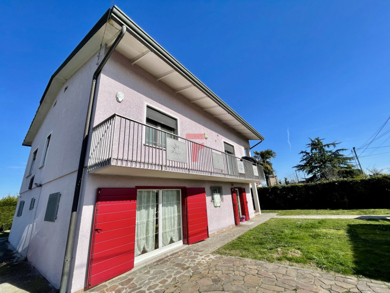 Vicinanze Legnaro proponiamo casa singola con giardino di 1000mq.

L'abitazione è immersa nel ver...