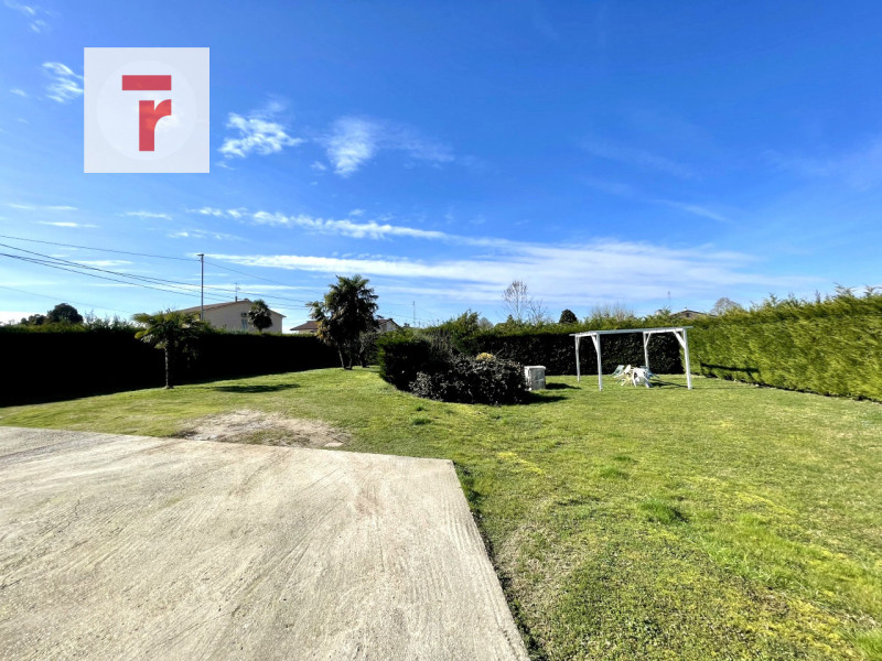 Vicinanze Legnaro proponiamo casa singola con giardino di 1000mq.

L'abitazione è immersa nel ver...